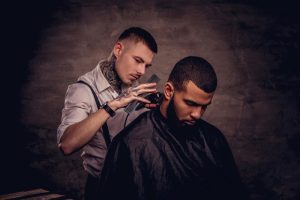 Quelles sont les qualités requises pour exercer en tant que coiffeur-barbier ?